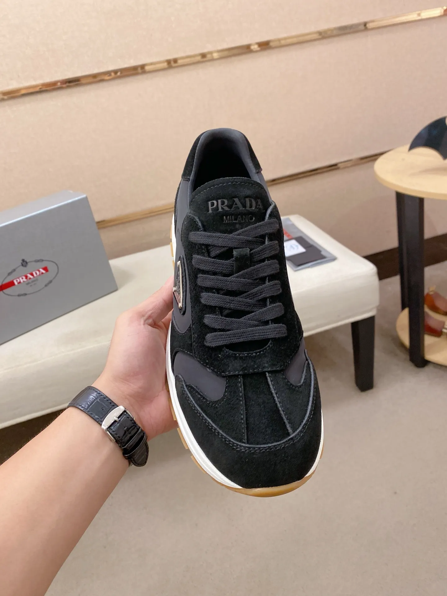 Men's Men's Shoes 💰 620💰 ✔️✔️✔️High version High-quality new PRADA (Prada) counters are launched simultaneously. The new men's shoes and 😘fabrics are selected from first-layer cowhide fabrics. Lining: Imported cowhide leather lining. 👍🏿High-end☄️Open-molded non-slip rubber outsole, exquisite lines, simple and elegant, comfortable and high-end for leisure travel. Code number: 38 to 45
